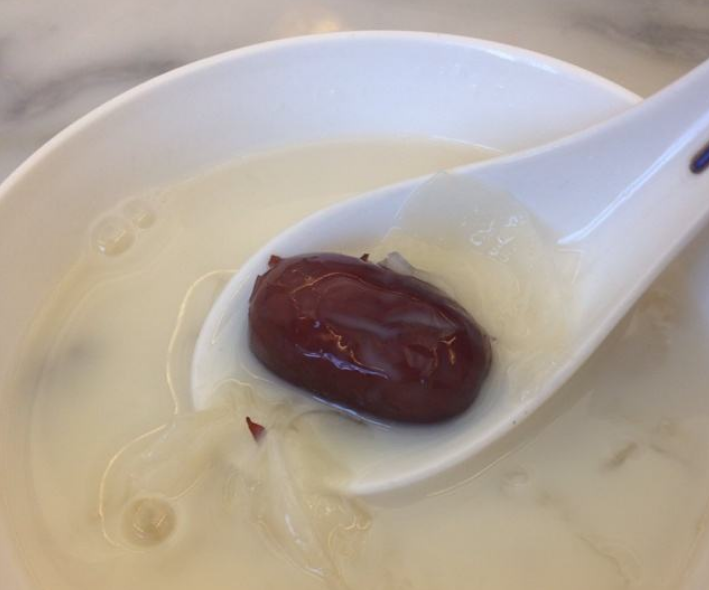 牛奶银耳红枣汤的做法