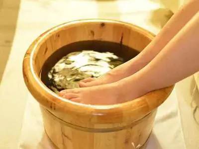 为什么建议在晚上9点泡脚？