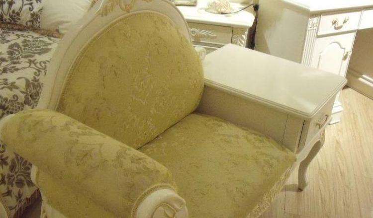 使用一年的布艺沙发脏了，该如何进行清洗？