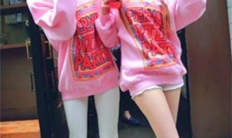 粉色套头卫衣怎么搭配