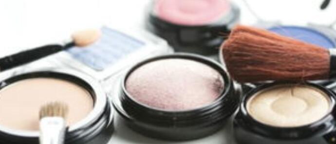 坐飞机可以带化妆品吗