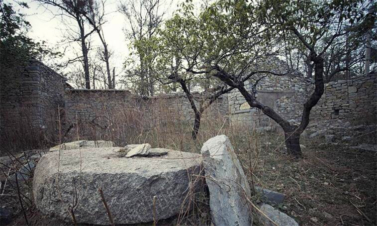 掉进深坑或深井如何自救