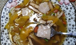 怎样做美味的南瓜豆腐干肉片汤？