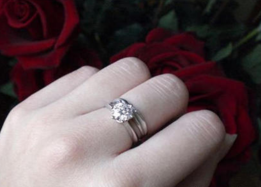 右手中指戴戒指是什么意思