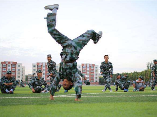 一个人如何练空翻