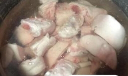 舌尖上的中国之山苍子根炖猪蹄怎么做