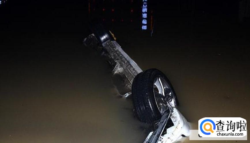 车辆掉入水中该如何逃生