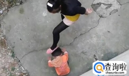 女子飞踹垃圾桶  究竟怎么回事