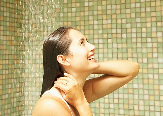 用盐水洗头的危害