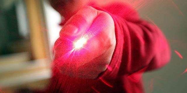 为什么用激光笔照射飞机会被抓