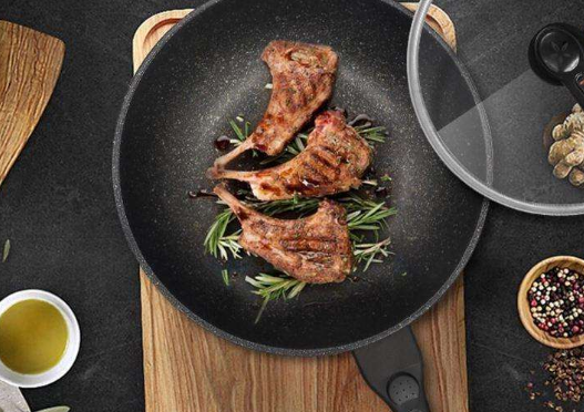 不粘锅是铁锅吗