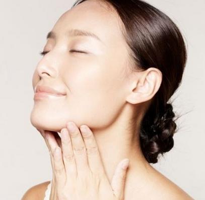 脸部一边大一边小怎么办