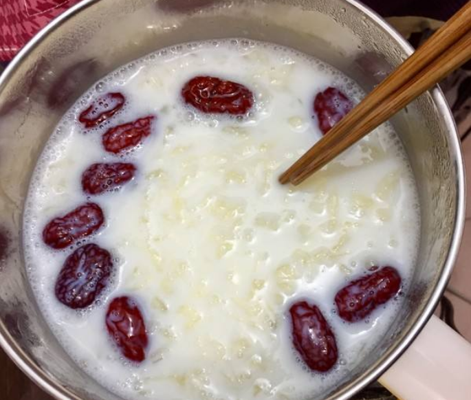 牛奶银耳红枣汤的做法