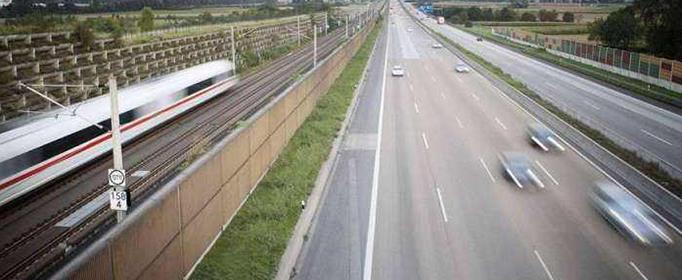 在高速公路上突遇物体只能直接撞上去吗