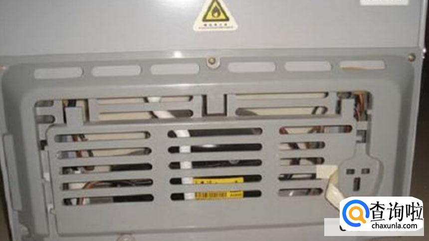 冰箱后面的储水盒怎么取出