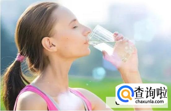 多喝水就能冲下去尿结石对吗