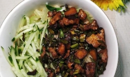 怎样做美味的蒜苔香菇炸酱面？