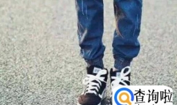 男士深蓝色的鞋子应该如何搭配衣服和裤子