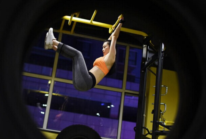 对着镜子拍腹肌技巧