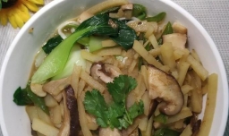 怎样做美味的土豆青椒香菇面？