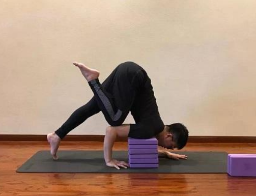 一个人如何练空翻