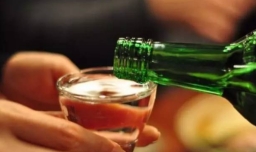 晚辈敬长辈酒怎么敬