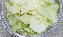 怎样做美味的花生米手撕包菜？