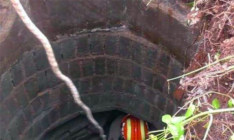 掉进深坑或深井如何自救