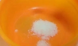 衣服上干掉的油渍用什么方法可以去除？