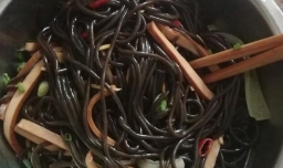 如何做凉拌豆腐干蕨根粉？