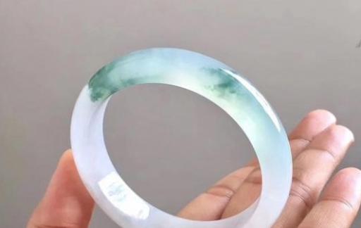 佩戴翡翠手镯有什么禁忌