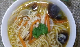 怎样做美味的双萝卜松花蛋汤面？