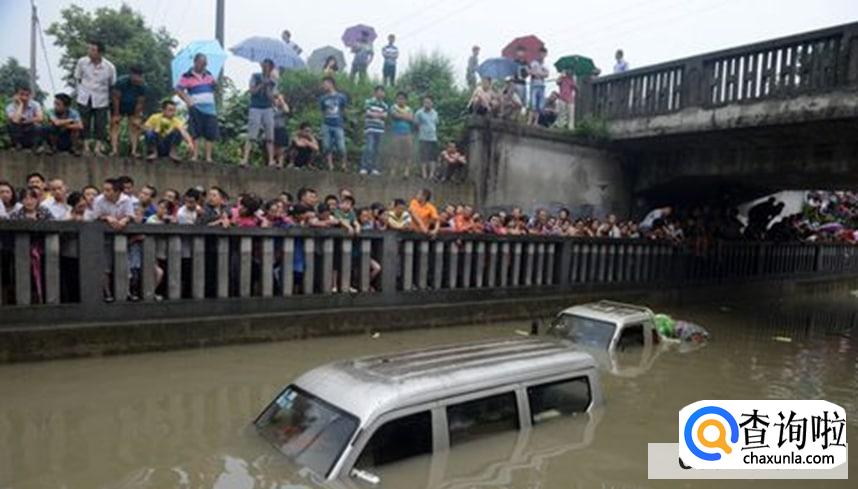 车辆掉入水中该如何逃生