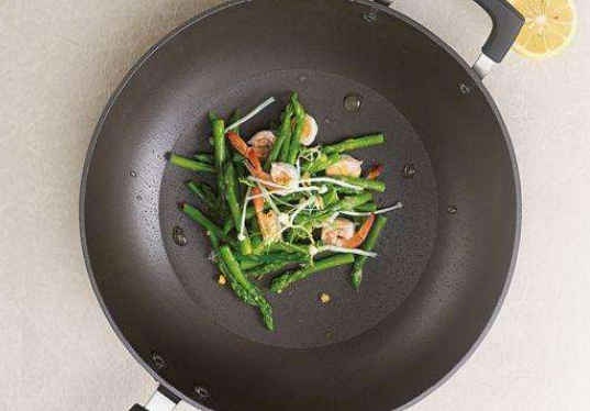 不粘锅是铁锅吗