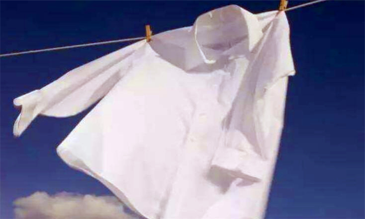 白色衣服有黑色斑点怎么洗净