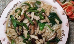 怎样做美味的双菇青椒青菜面？