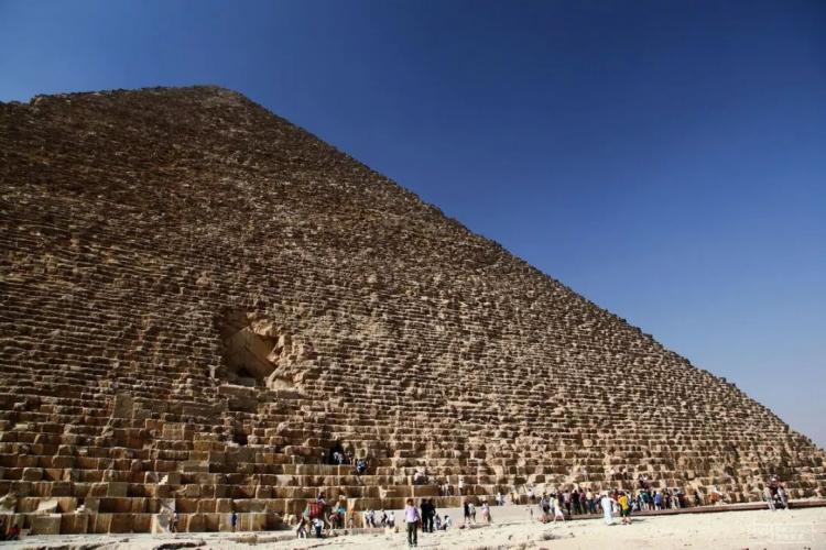 人们是怎么修建金字塔的