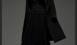 女生黑色呢子大衣怎么搭配衣服？