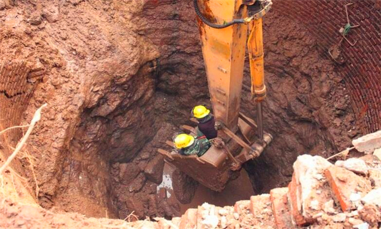 掉进深坑或深井如何自救