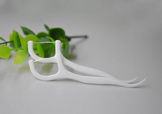 牙线棒的使用方法