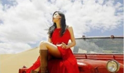 女孩去沙漠玩，穿什么拍照比较好看？