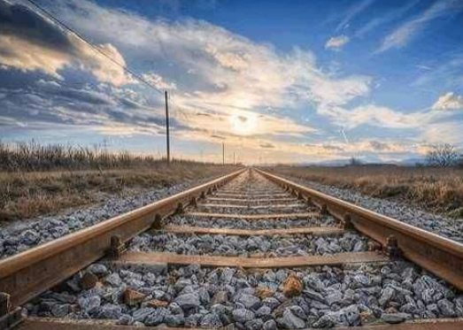 为什么铁轨上要铺石子