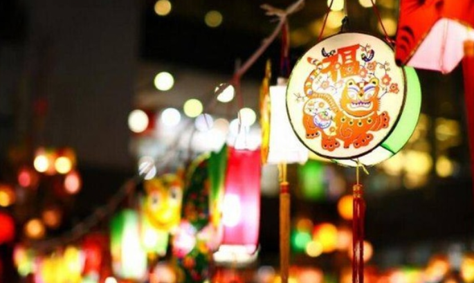 一口吃掉牛尾巴的字谜是什么意思