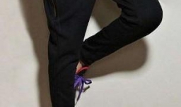 黑色运动鞋怎么搭配