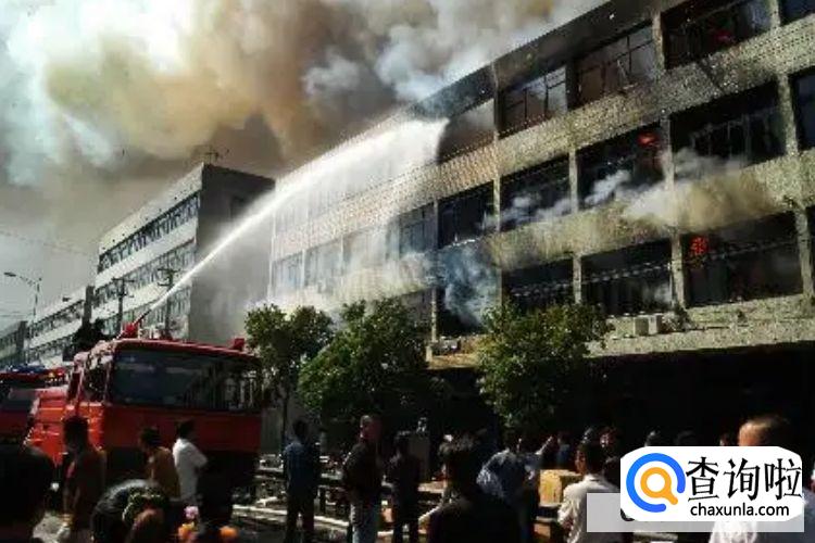 在火灾发生时遇到浓烟的情况下,应如何逃生