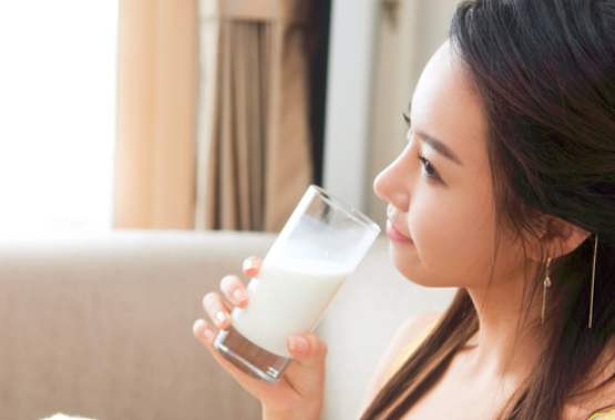 女人坚持喝牛奶的好处