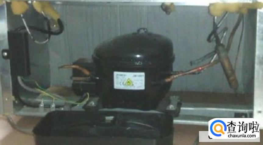 冰箱后面的储水盒怎么取出