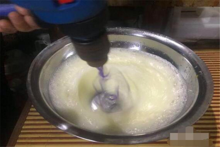 蛋清如何打成奶油状