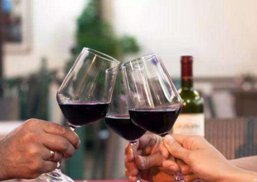 正确抓红酒杯的姿势