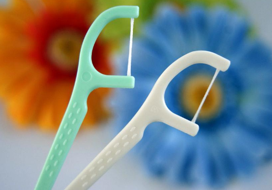 牙线棒的使用方法